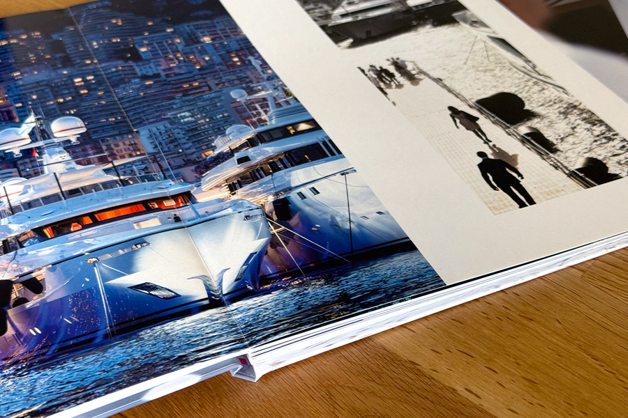 Eine aufgeschlagene Doppelseite aus Charl van Rooys Fotobuch zeigt, wie das Layflat-Format Bilder nahtlos über die Seite verlaufen lässt, was sein Fotografie-Portfolio leichter zu präsentieren macht.