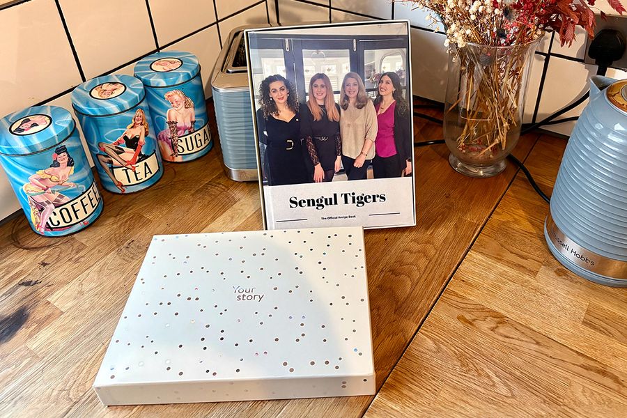 Sarahs persönliches Familienrezeptbuch liegt in einer posterXXL Geschenkbox, und veranschaulicht, wie ein persönliches Kochbuch ein durchdachtes Geschenk für Geburtstage, Jubiläen und andere besondere Anlässe ist.