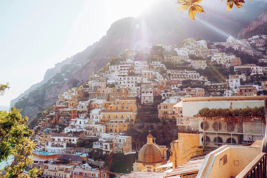 Bunte Gebäude bedecken den Hügel entlang der Amalfiküste, und fangen den Charme eines italienischen September-Urlaubs ein.