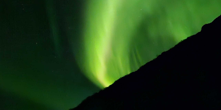 Polarlichter am Himmel in sehr intensiven Grüntönen, zur Illustration von posterXXLs Tipps zum Fotografieren der Polarlichter.