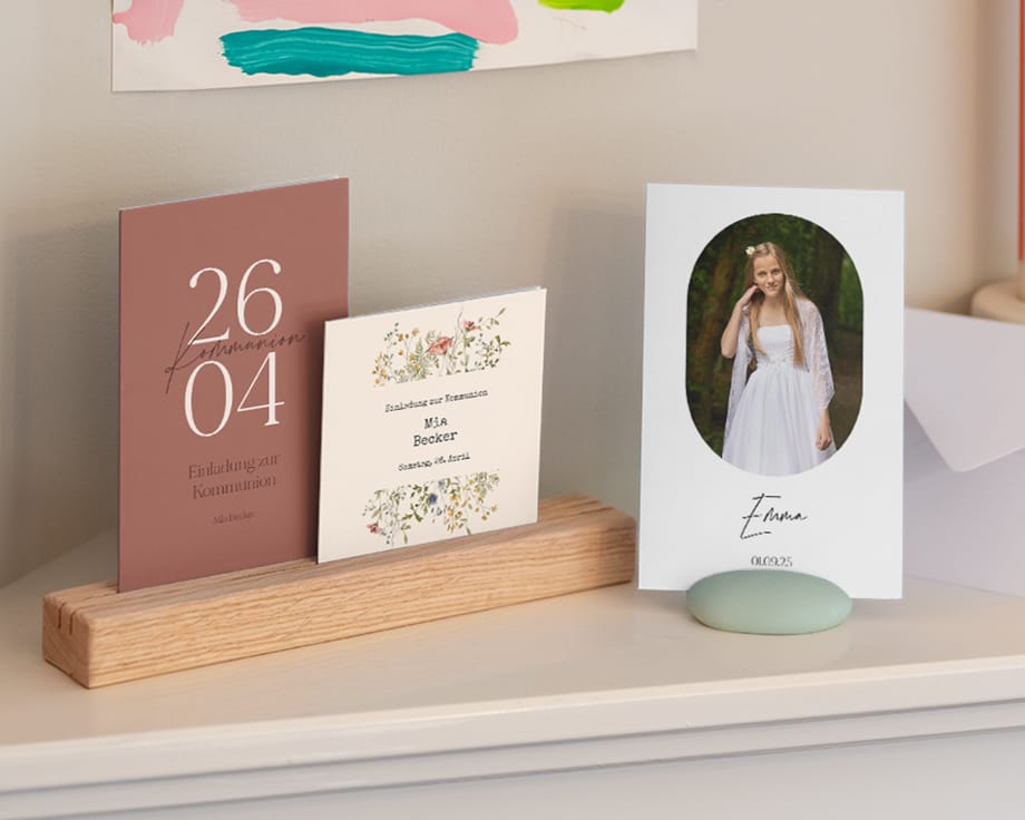 Ein Regal mit verschiedenen Karten zur Kommunion und Ständern, die sie halten.