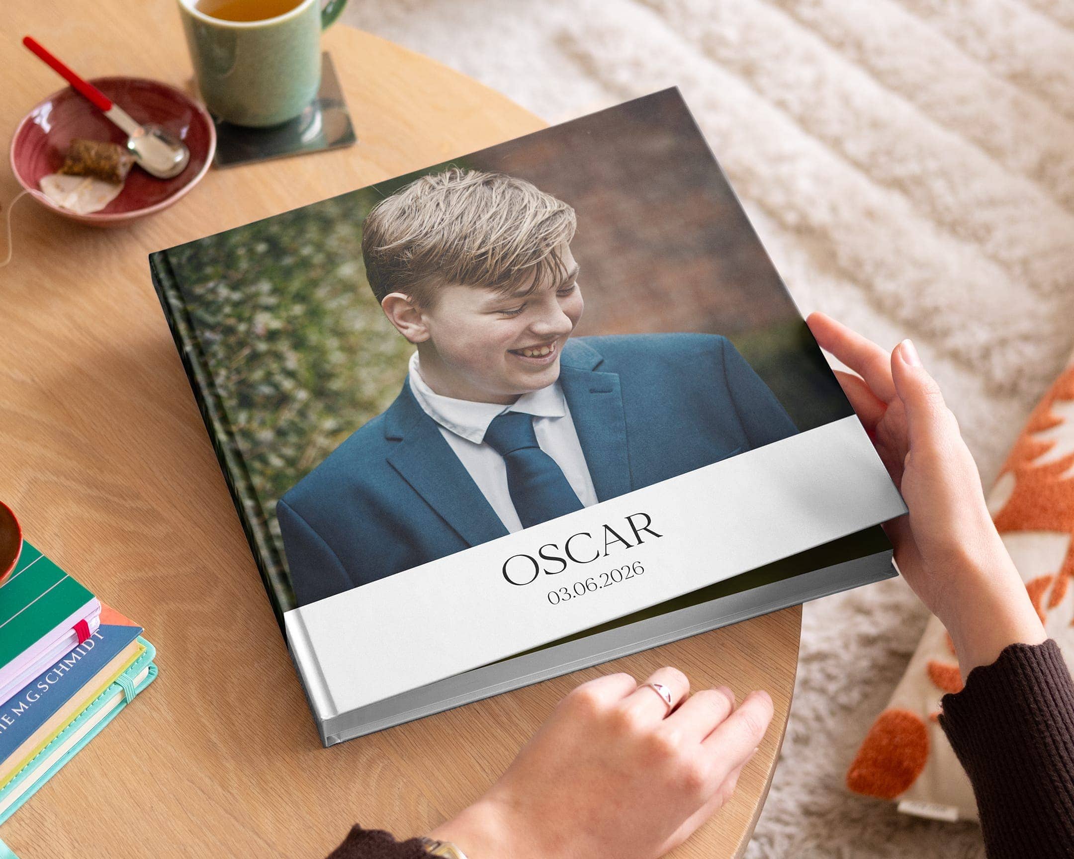 Geöffnetes Fotobuch für die Erstkommunion mit Kinderbildern