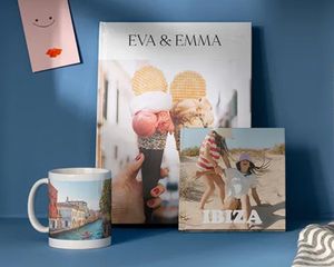Eine Auswahl personalisierter posterXXL Fotogeschenke, darunter eine Tasse mit einem Urlaubsfoto und Wanddeko mit zwei besten Freundinnen – als Inspiration für Freundschaftsgeschenke für die beste Freundin.
