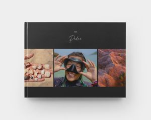 Ein geschlossenes Hardcover-Fotobuch im Querformat mit Sommerfotos auf dem Cover.