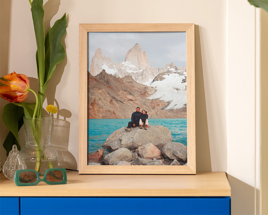 Gerahmtes Landschaftsfoto, das auf einem Holzregal lehnt