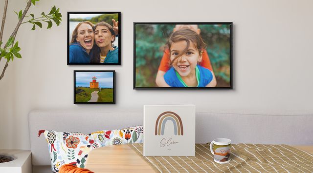 Wohnbereich mit gerahmtem Wandbild, Fotobuch und einer Tasse