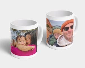 Zwei Tassen mit Familienfotos