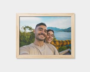 Gerahmtes Poster des Selfies eines Paares mit Ausblick