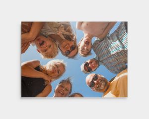 Foto auf Aluminium einer Gruppe im Kreis mit blauem Himmel