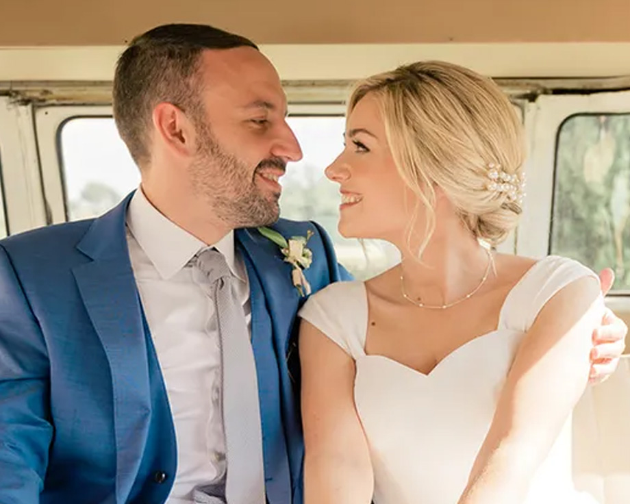 Fee, Spezialistin für redaktionelle Inhalte bei posterXXL, und ihr Ehemann lächelnd in ihrem Hochzeitsauto als Teil einer persönlichen Geschichte über Tipps zur Hochzeitsplanung.