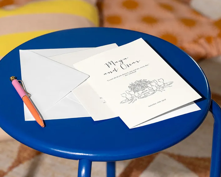 Eine Kollektion personalisierter Hochzeitseinladungen von posterXXL in verschiedenen Größen, die verschiedene Möglichkeiten zeigen, den Hochzeitstext zu gestalten.