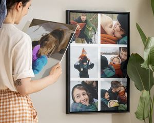 Eine Frau bewundert personalisierte Wandbilder