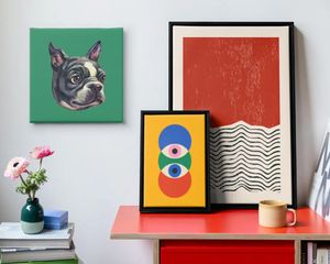 Drei abstrakte posterXXL Wandbilder neben einem Stapel Schallplatten in einem stilvollen modernen Wohnzimmer – als Inspiration für moderne Wanddeko-Ideen.