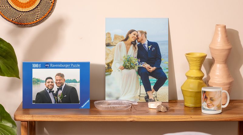 Personalisierte Hochzeitsgeschenke von posterXXL: Wanddeko, eine Tasse und ein Puzzle.