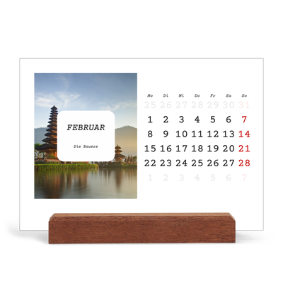 Tischkalender mit Holzfuß Querformat  — Die ganze Geschichte [Februar]