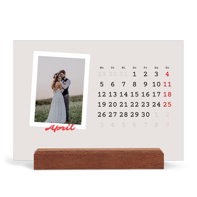 Tischkalender mit Holzfuß Querformat  — Karminrote Signatur [April]