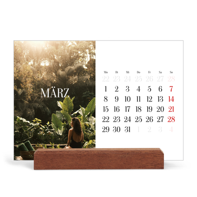 Tischkalender mit Holzfuß Querformat  — Endloses Entfliehen [Marsch]
