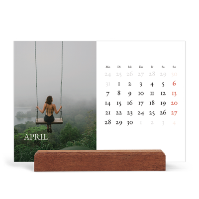 Tischkalender mit Holzfuß Querformat  — Einfacher Serif [April]