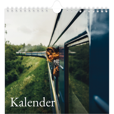 Jahreskalender Quadratisch — Einfacher Serif [deckblatt]