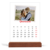 Tischkalender mit Holzfuß Hochformat  — Karminrote Signatur [Januar]