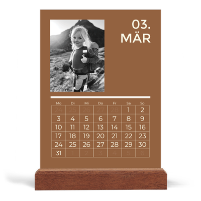 Tischkalender mit Holzfuß Hochformat  — Modern und kräftig [Marsch]