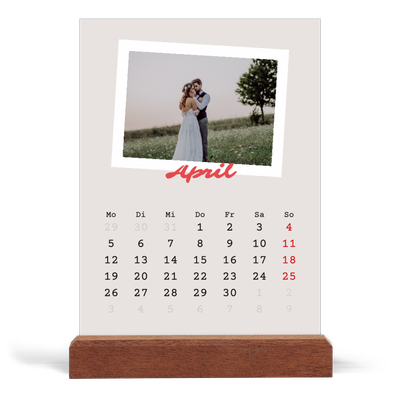 Tischkalender mit Holzfuß Hochformat  — Karminrote Signatur [April]