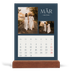 Tischkalender mit Holzfuß Hochformat  — Schiefer und Serifen [Marsch]