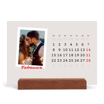 Tischkalender mit Holzfuß Querformat  — Karminrote Signatur [Februar]