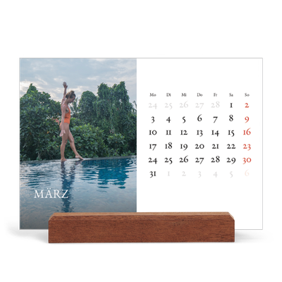 Tischkalender mit Holzfuß Querformat  — Einfacher Serif [Marsch]