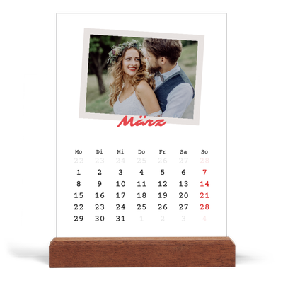 Tischkalender mit Holzfuß Hochformat  — Karminrote Signatur [Marsch]