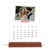 Tischkalender mit Holzfuß Hochformat  — Karminrote Signatur [Marsch]
