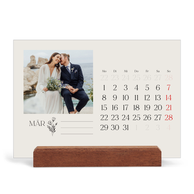 Tischkalender mit Holzfuß Querformat  — Blühende Initialen [Marsch]