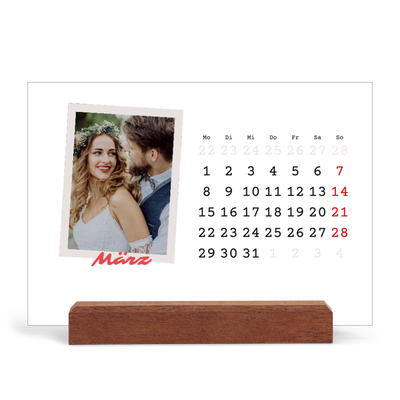 Tischkalender mit Holzfuß Querformat  — Karminrote Signatur [Marsch]