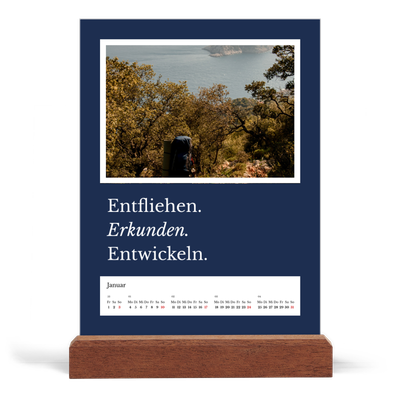 Tischkalender mit Holzfuß Hochformat  — Redaktionelle Erde [Januar]