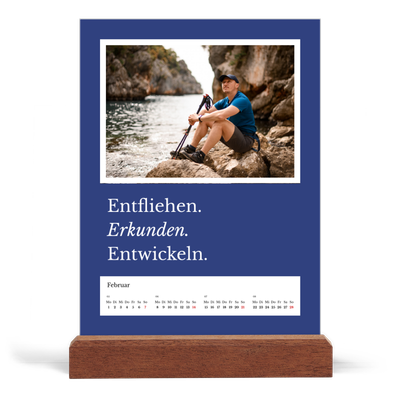 Tischkalender mit Holzfuß Hochformat  — Redaktionelle Erde [Februar]