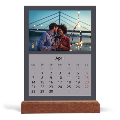 Tischkalender mit Holzfuß Hochformat  — Farbenfroher Hintergrund [April]