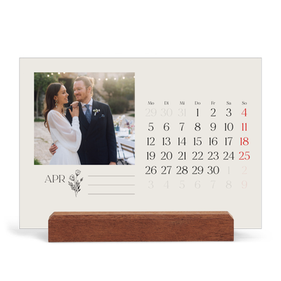 Tischkalender mit Holzfuß Querformat  — Blühende Initialen [April]
