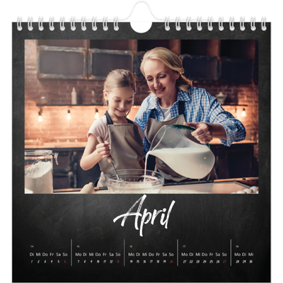 Jahreskalender Quadratisch — Kreidetafel-Stil [April]