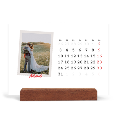 Tischkalender mit Holzfuß Querformat  — Karminrote Signatur [deckblatt]