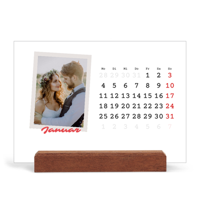 Tischkalender mit Holzfuß Querformat  — Karminrote Signatur [Januar]
